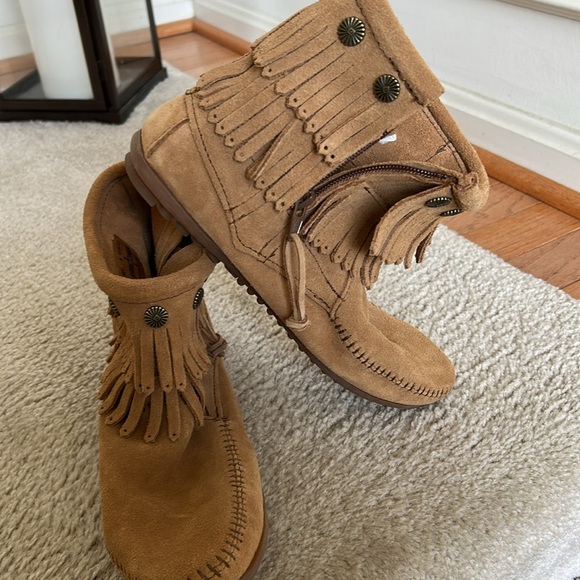 Minnetonka Ladies Tan Fringe Moccasins - Picture 2 of 6